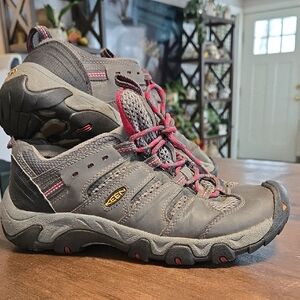 Keen Charcoal and Crimson Trail Shoes Koven Womens Size 7